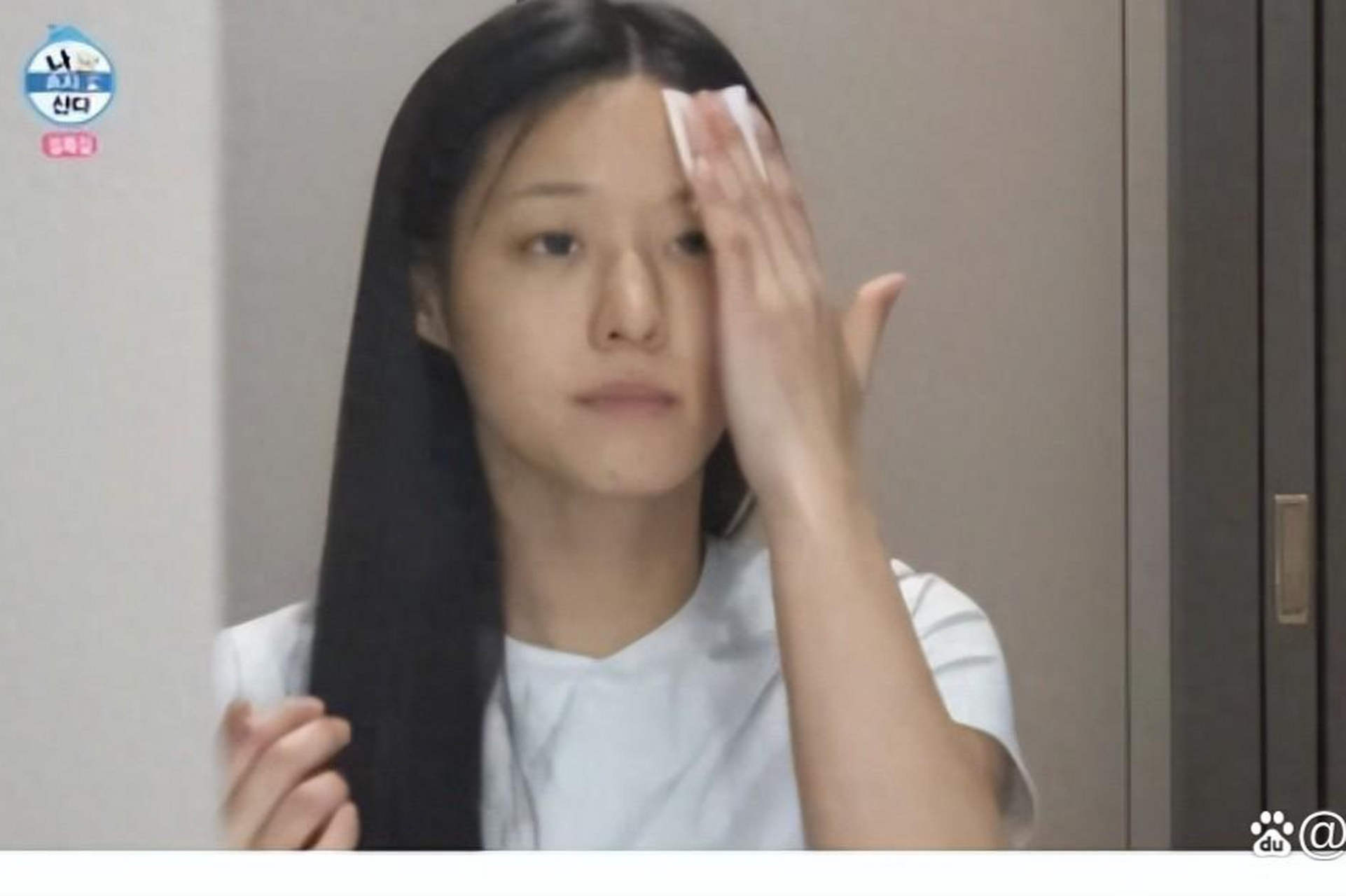 韩国女星金雪炫在综艺节目中透露自己每天看11小时手机,成为"手机成瘾