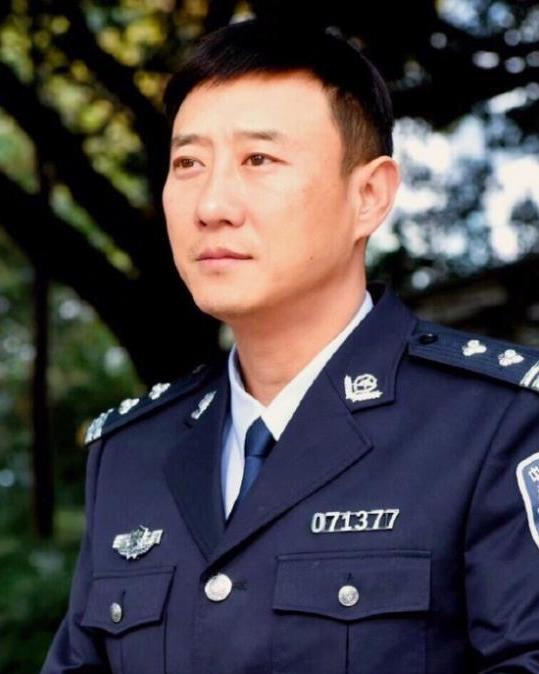 成都交警谭乔老婆图片