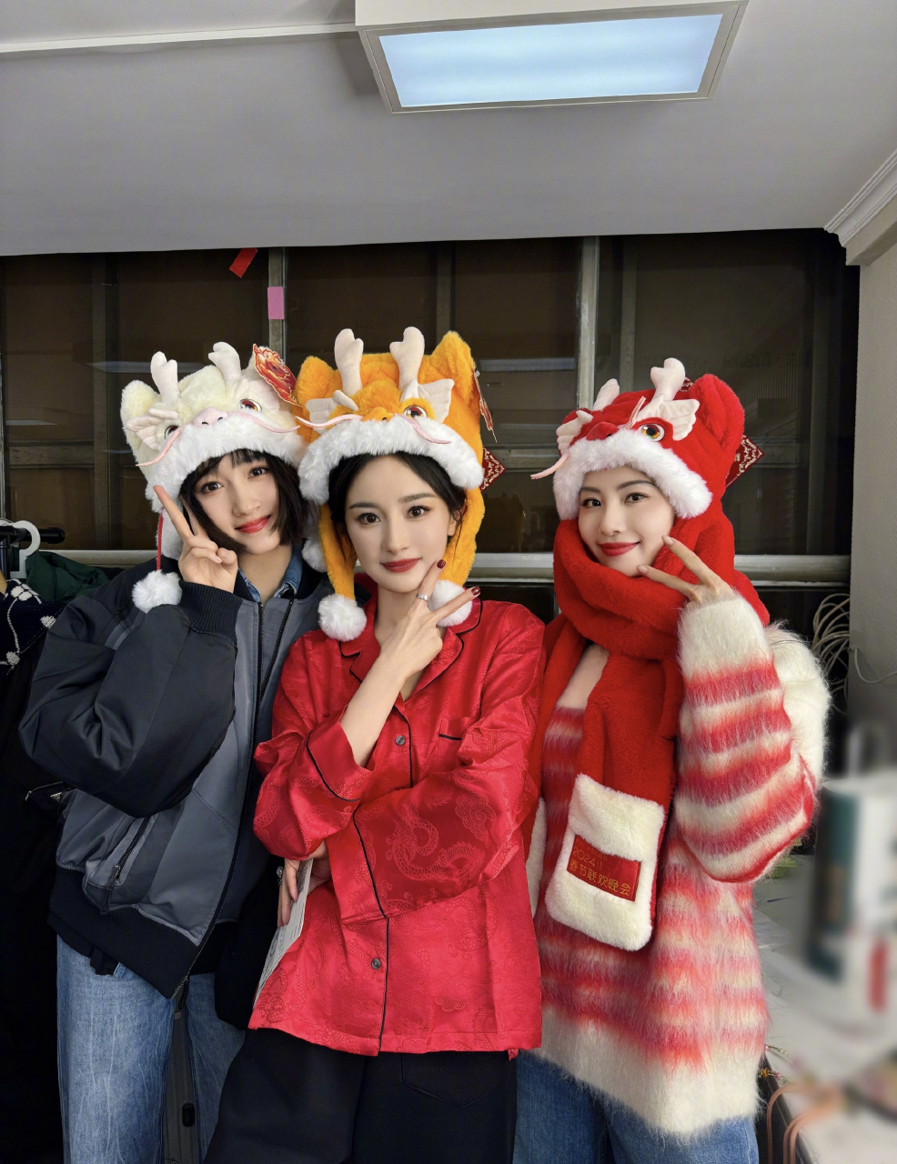 杨幂刘诗诗春晚后台合照,大幂幂还穿着睡衣,太可爱了,新的一年,诗幂cp