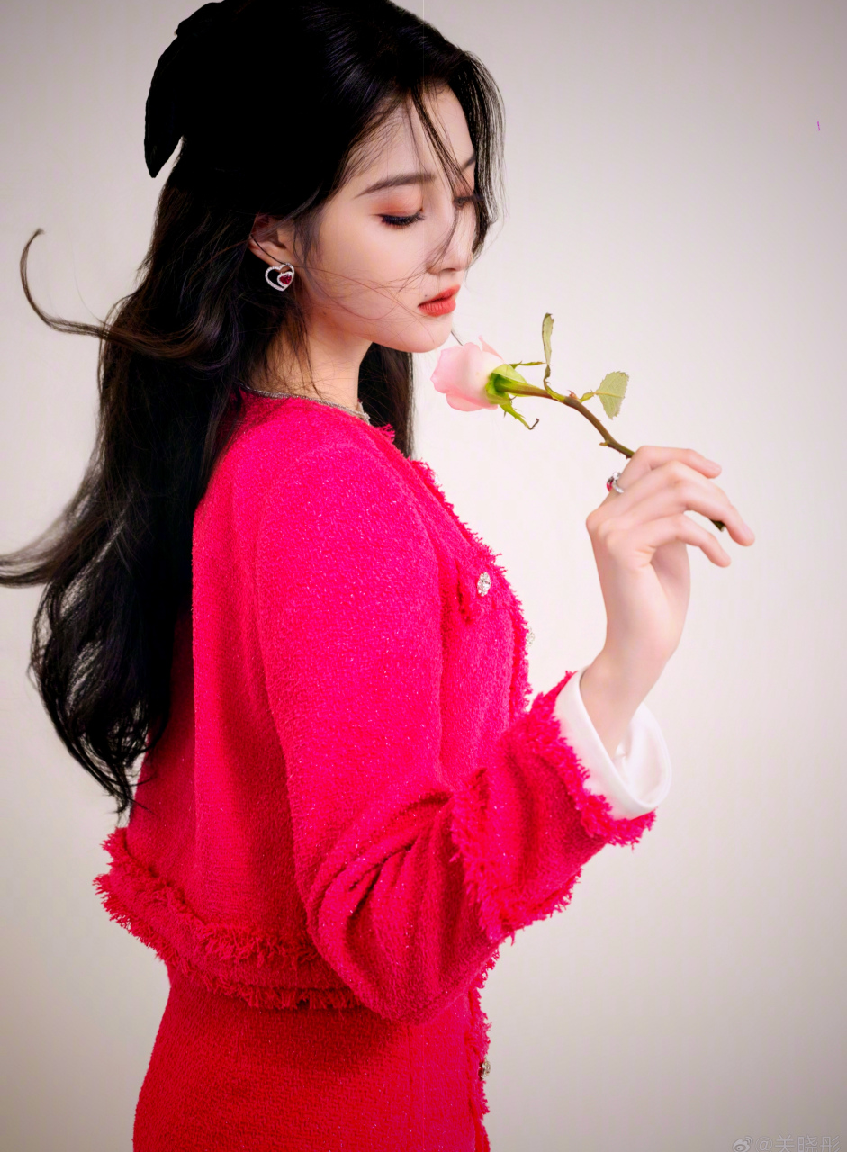 关晓彤官宣北京台春晚,今年已是第九年打卡了,小小的年纪,真的是了不