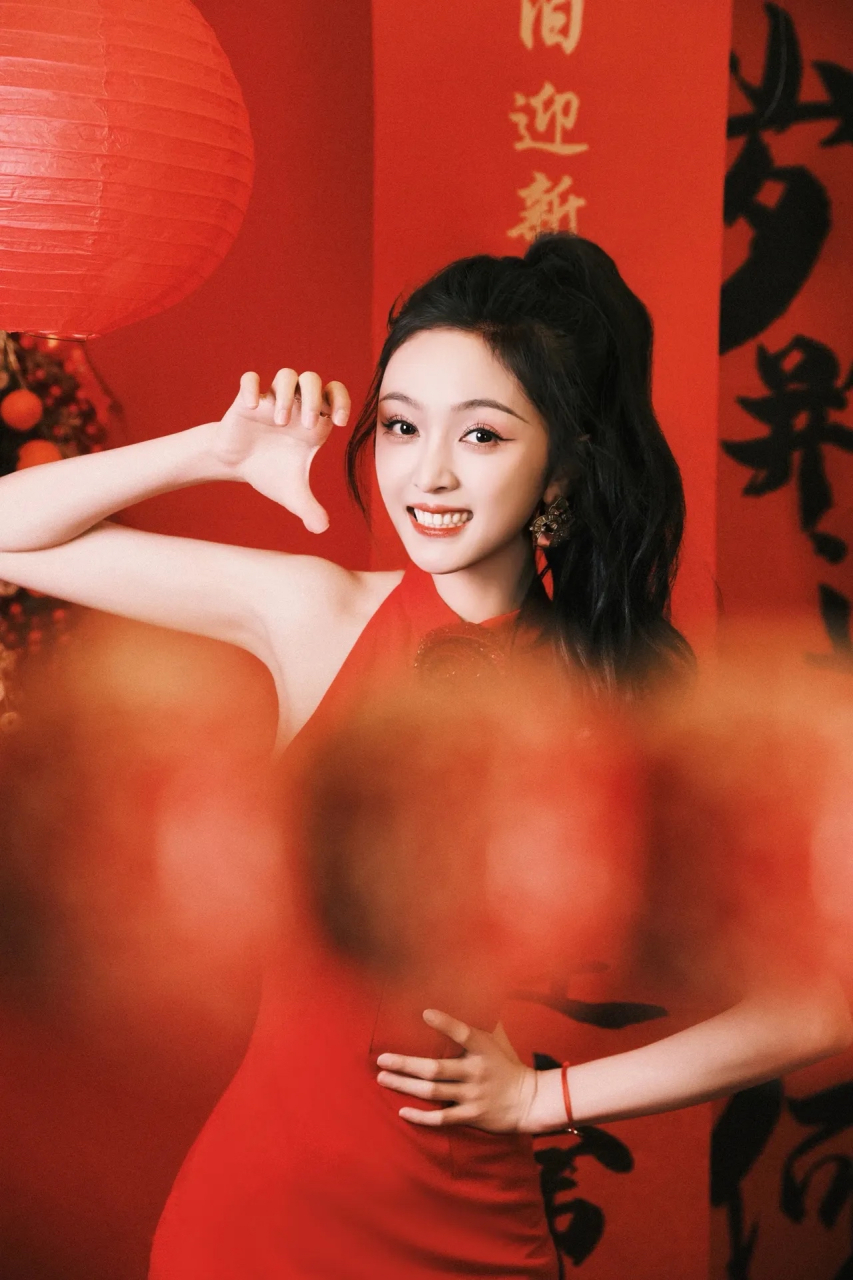 吴宣仪新年红衣造型优雅美丽,人美歌甜!万千风情!吴宣仪性格也特别好!