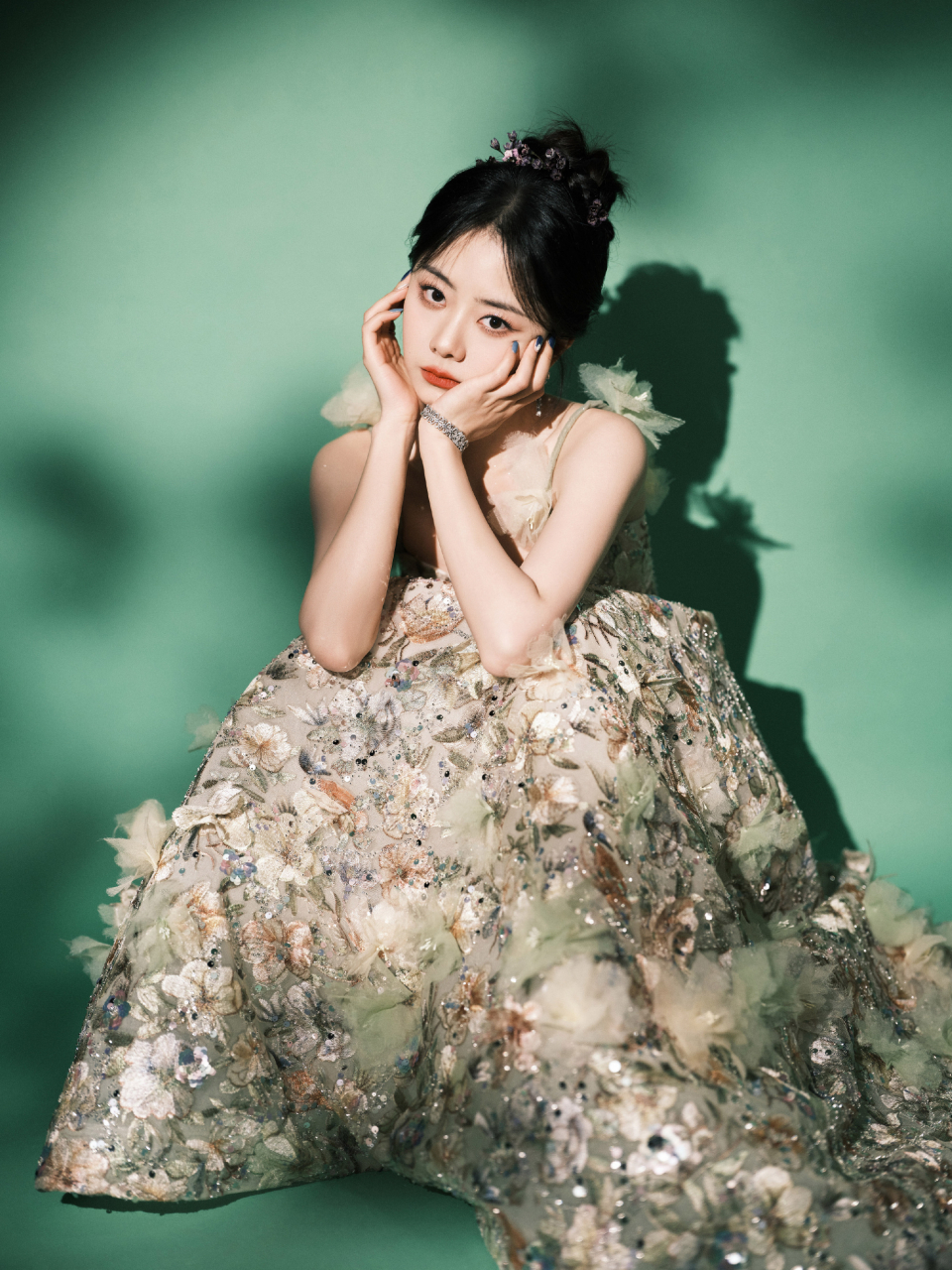 谭松韵刺绣繁花绿纱裙