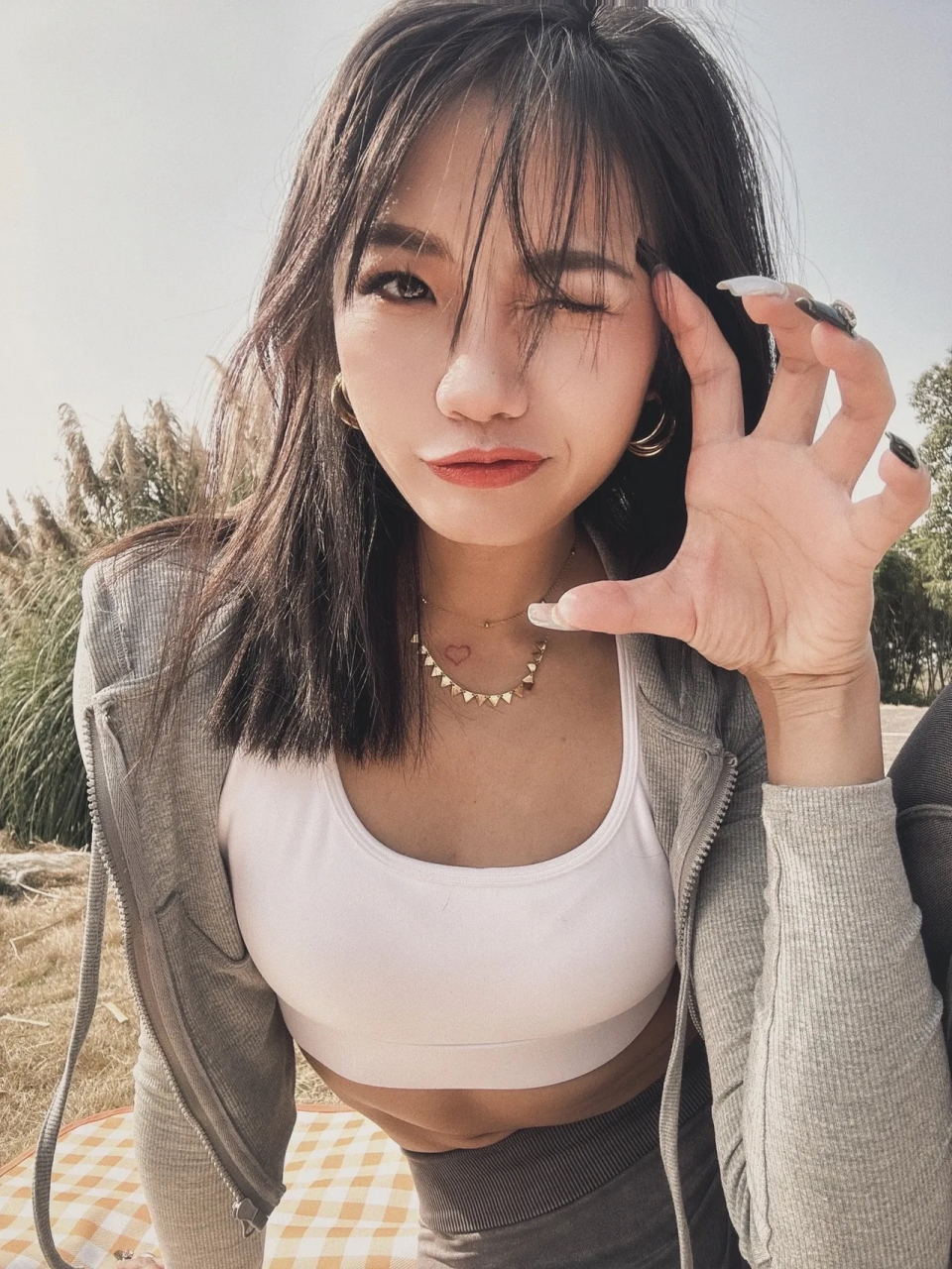 但是小编认为如果女性朋友拥有小麦色的皮肤,那么看起来会更加美