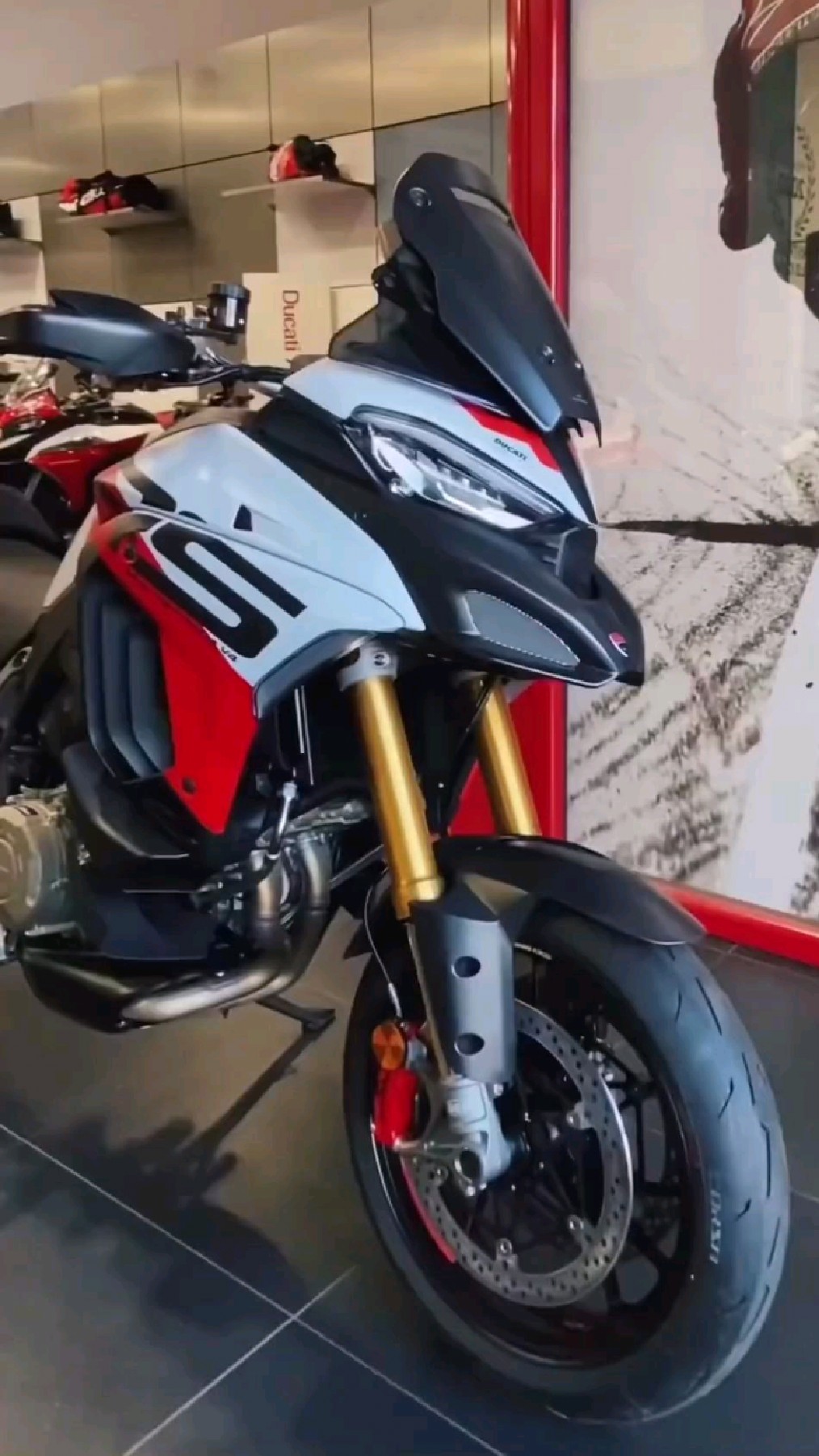 杜卡迪的旅行摩托车