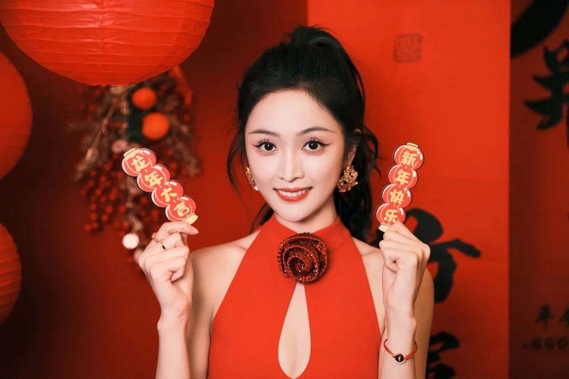 吴宣仪新年红衣造型优雅美丽,人美歌甜!万千风情!吴宣仪性格也特别好!