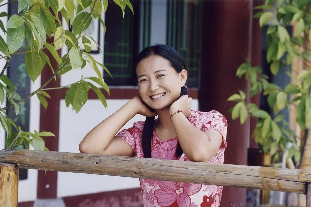 贾玲大变身!瘦100斤后晒出腹肌照片,引爆网络热议,登顶热搜第一!