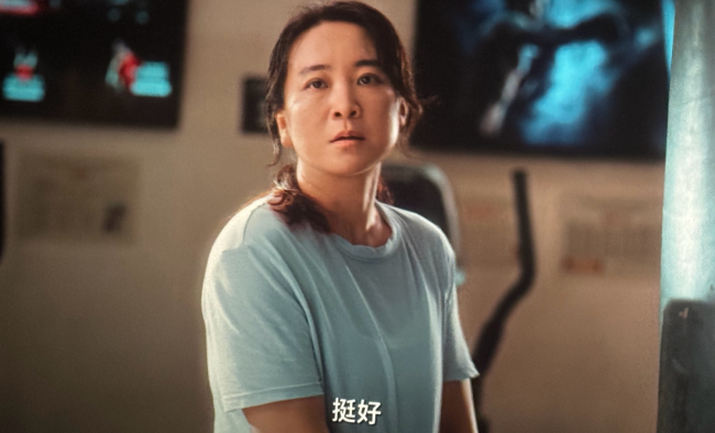 贾玲穿上了白色露背连衣裙 热辣滚烫片尾现贾玲瘦百斤备忘录