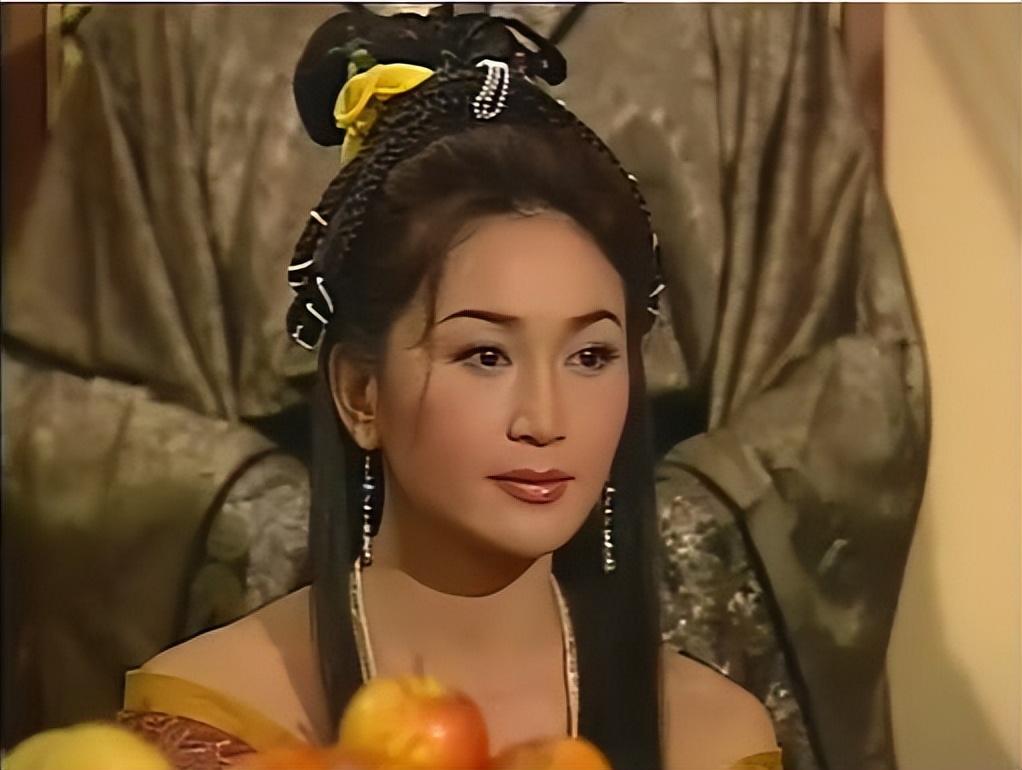 2001年港片《封神榜》风靡全国,而温碧霞饰演的妲己也堪称经典角扇妹