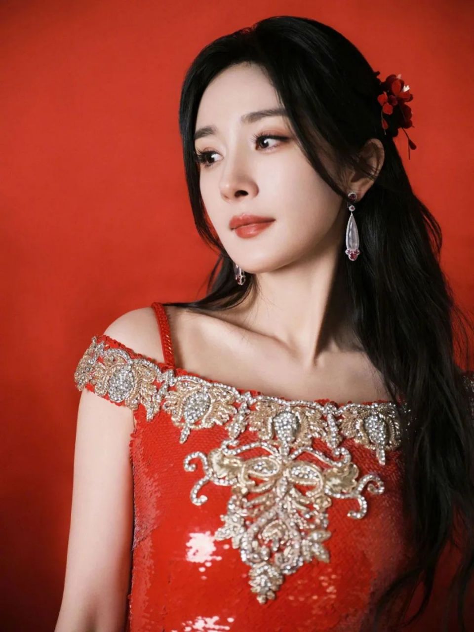 杨幂身穿 laurence·xu 红色刺绣亮片礼服,犹如一朵盛开的红玫瑰,在