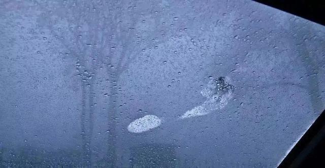 遇到温度较低的挡风玻璃,凝结成小水珠,此时的"雾气"附着在车窗外侧