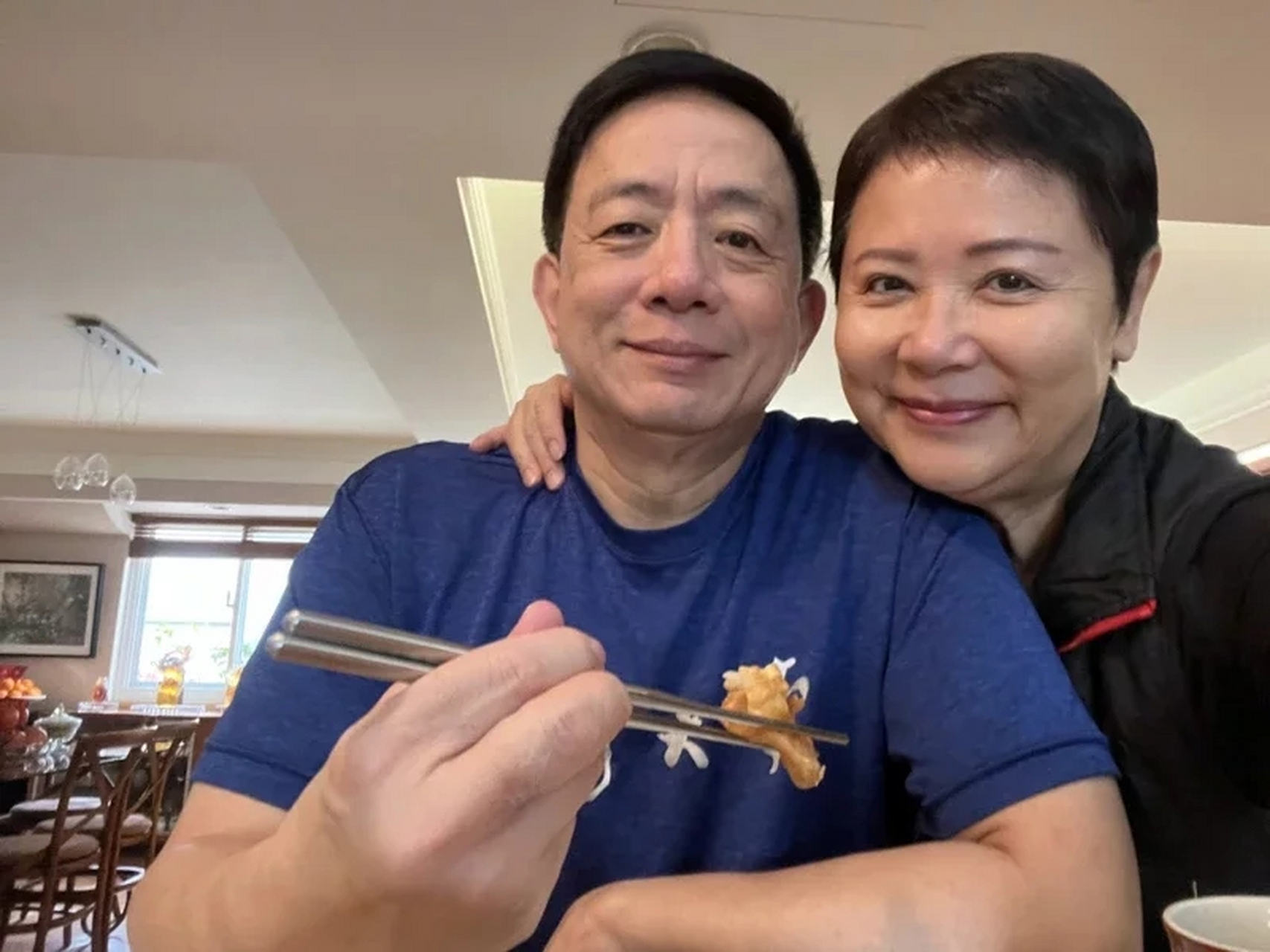 【管中闵亲自下厨炸年糕晒恩爱,身上围裙成亮点】 据台大前校长管中闵