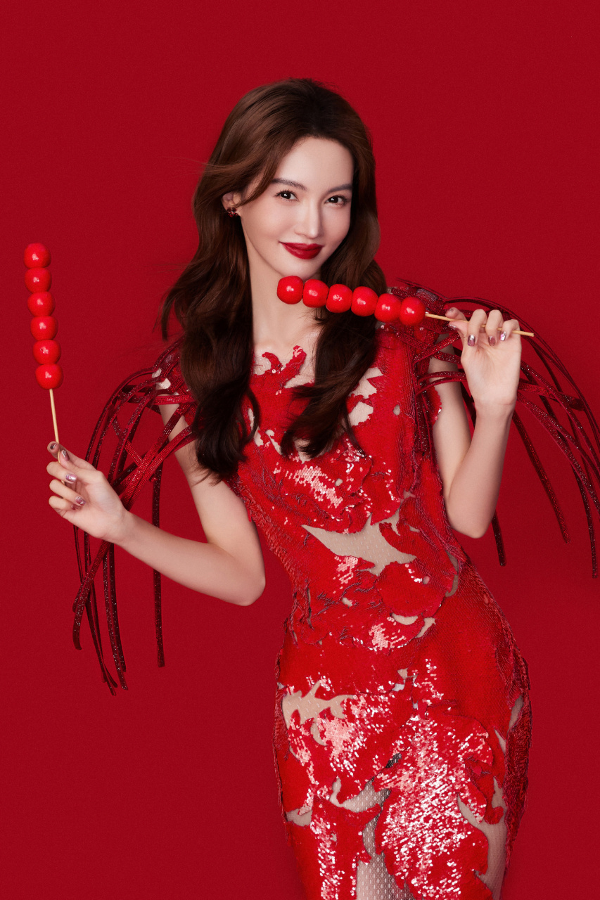 金晨身穿红色镂空连衣裙的新年穿搭,红红火火的造型别出心裁, 肤白貌