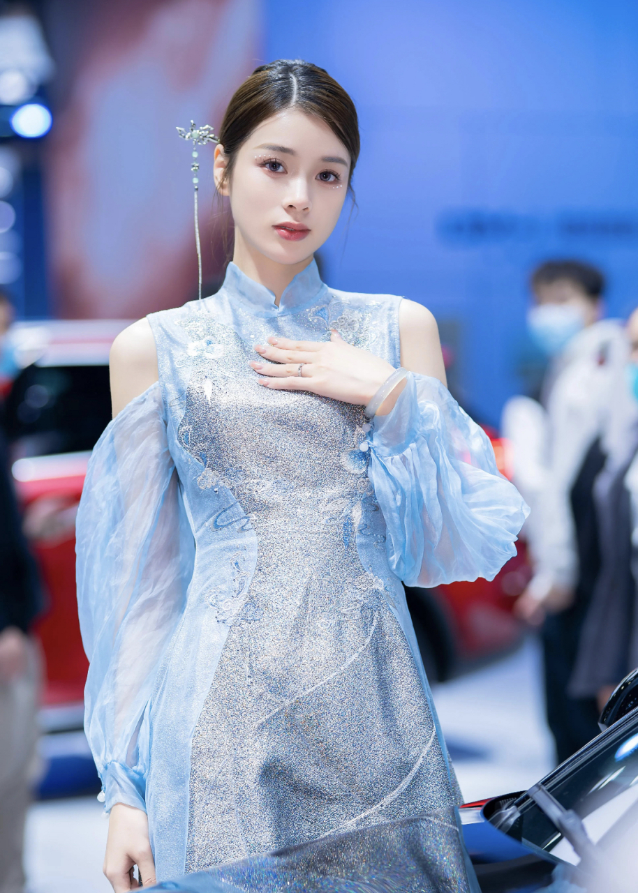 网红美女车模板板酱 来自深圳,身高175,体重50公斤,英国获得硕士毕业