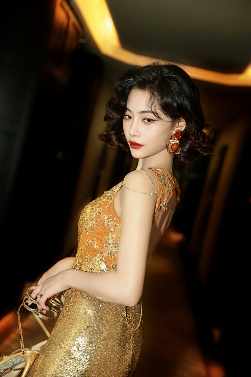 许佳琪这组礼服照,很有点东西,有点富家千金的感觉!