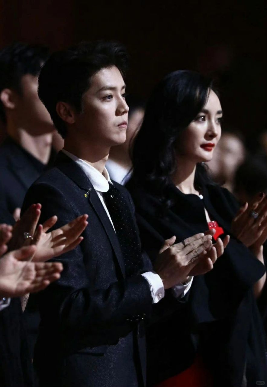 这张照片让我感觉仿佛回到了那些追星的青涩时光,也让我对鹿晗有了