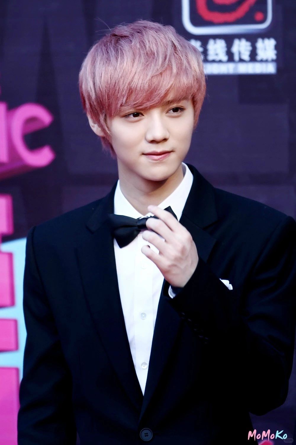 我无意中翻到了鹿晗早期的照片和视频,那些青涩,纯真的模样让我陷入