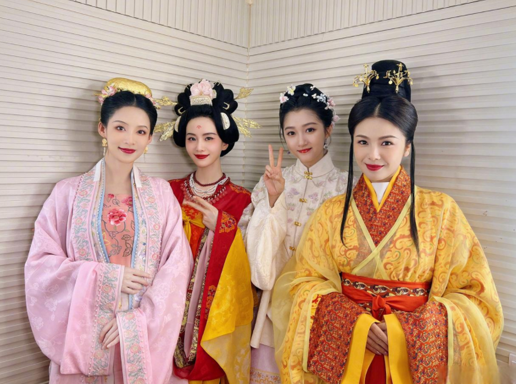 2月9日,刘诗诗表演结束后,发文晒出与刘涛,李沁和关晓彤在幕后的合影