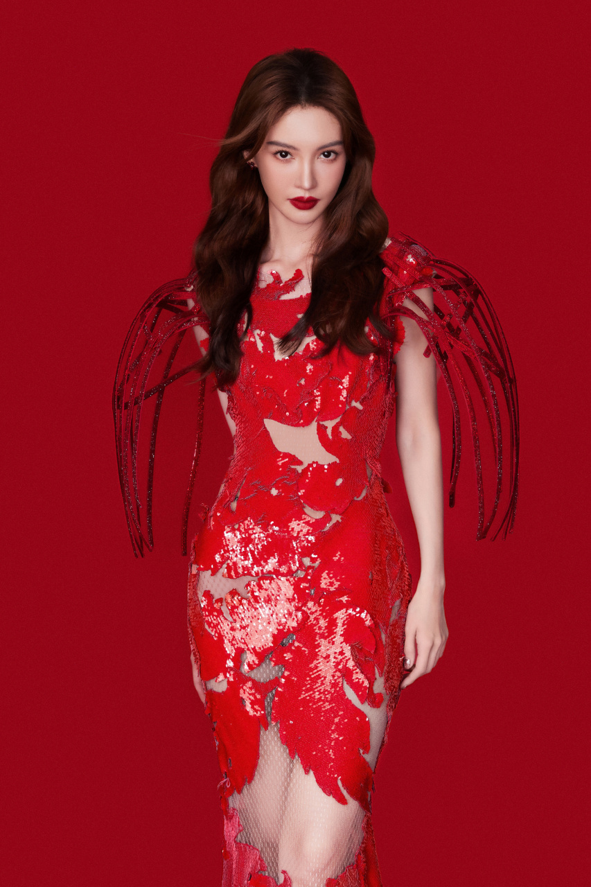 金晨身穿红色镂空连衣裙的新年穿搭,红红火火的造型别出心裁, 肤白貌