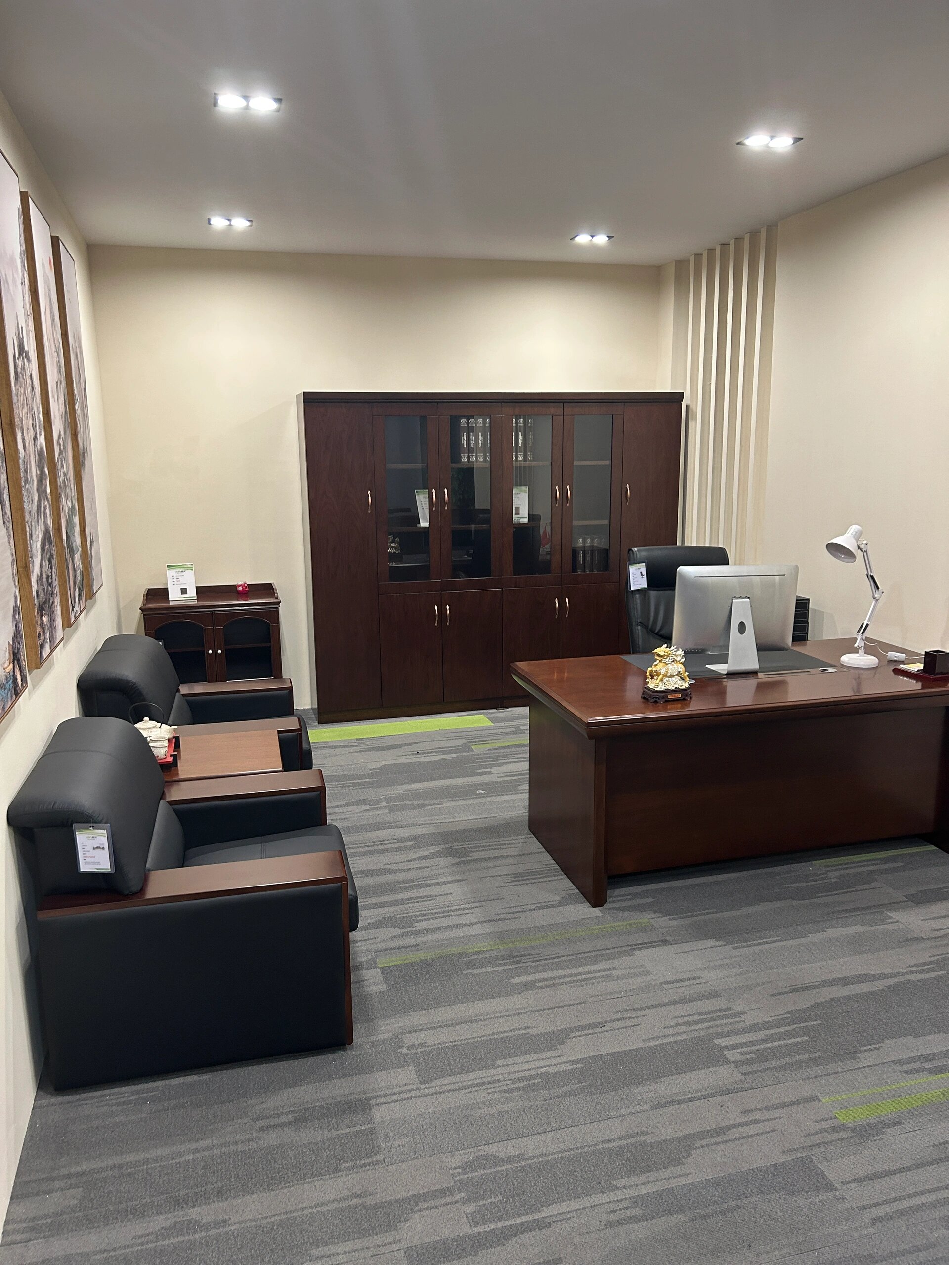 造成了一月份少给工资,这老板以为员工不世献 办公室图片实景老板办公