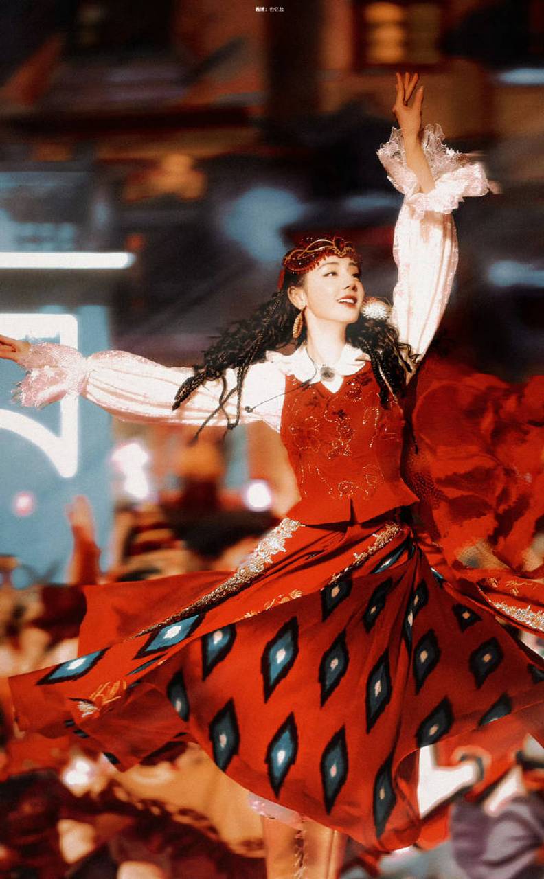 【热巴春晚跳舞摔跤了】 有网友拍到热巴在央视春晚舞台表演换场时不