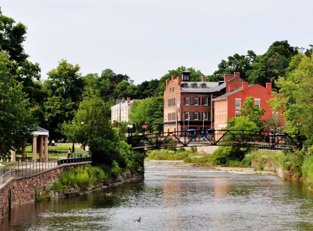 不要抢在遇难者家属之前去求抱抱