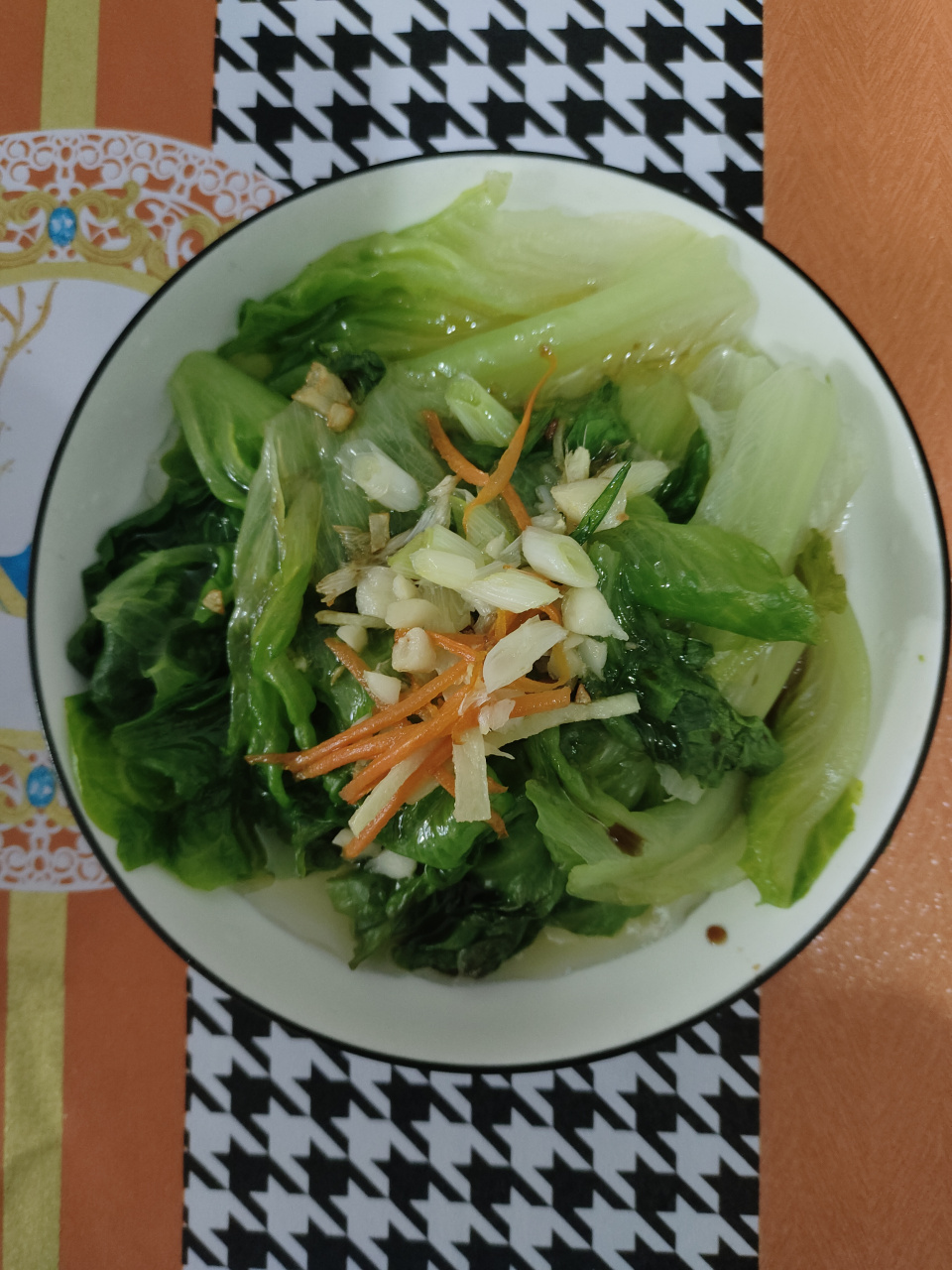 主食饺子:煮饺子放几根面条,面条是线,饺子是钱,寓意"钱串 "..