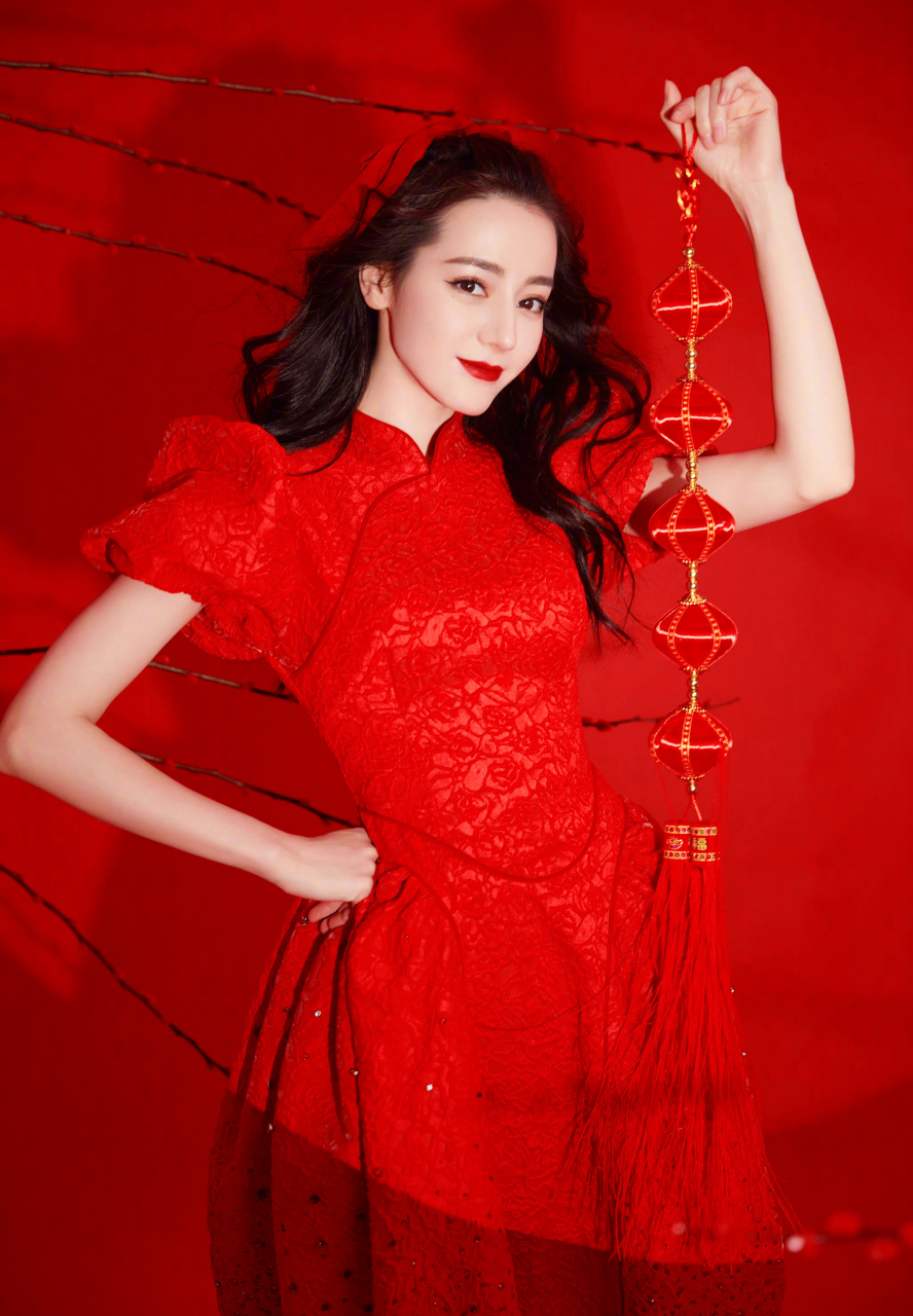 除夕之夜,穿上红裙的迪丽热巴好美呀,真的是太美,太漂亮了!爱了.