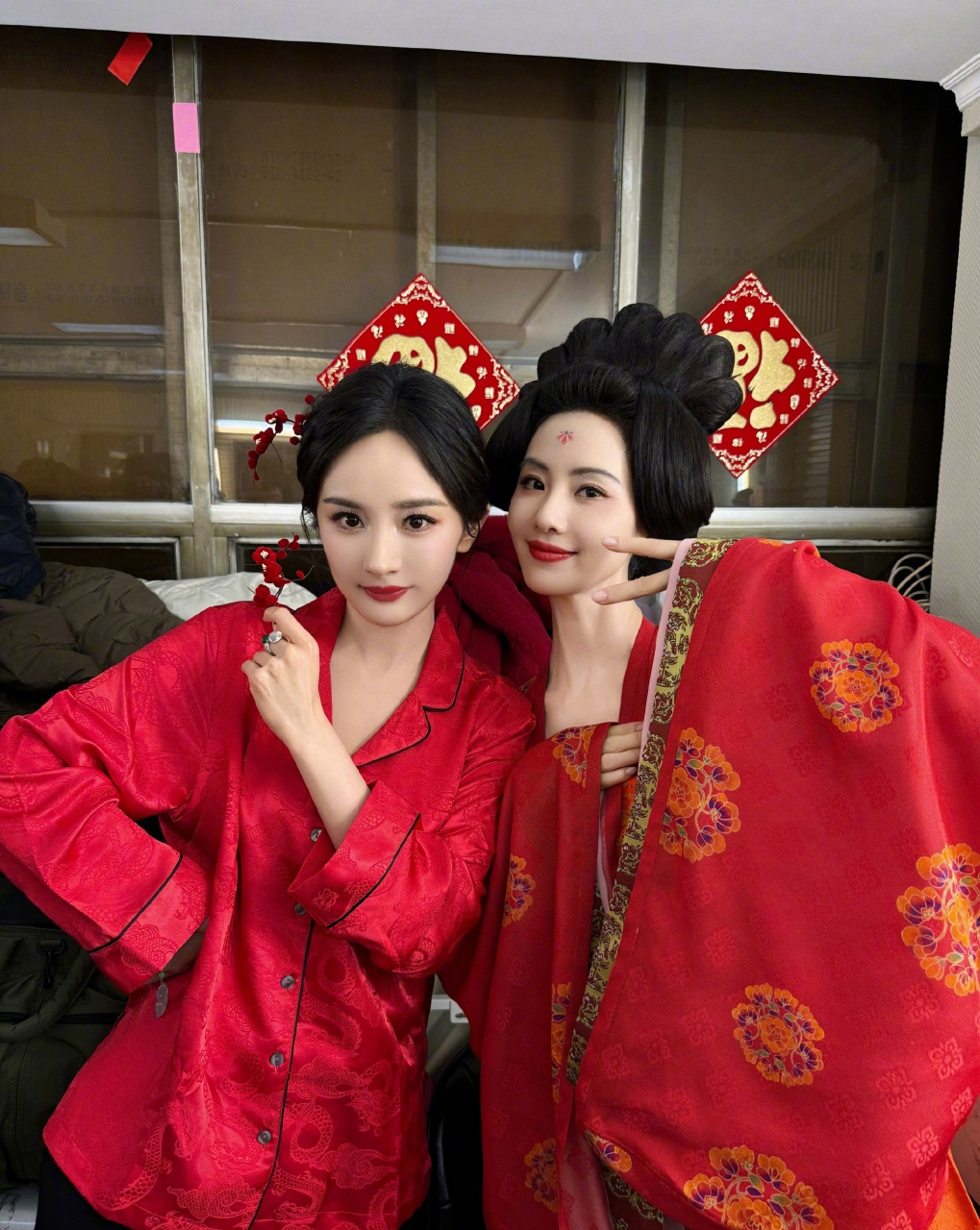 刘诗诗 杨幂 关晓彤三美合影,头戴小龙帽,太可爱了!