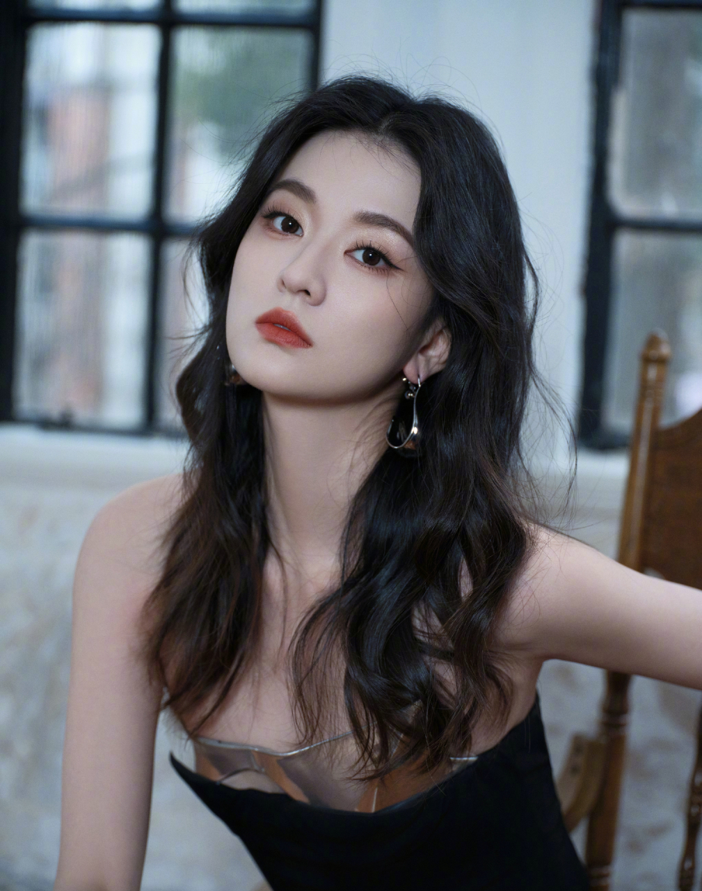 乔欣身穿一袭黑色拼接抹胸开叉修身连衣裙,发型微卷,妆容精致, 高级又