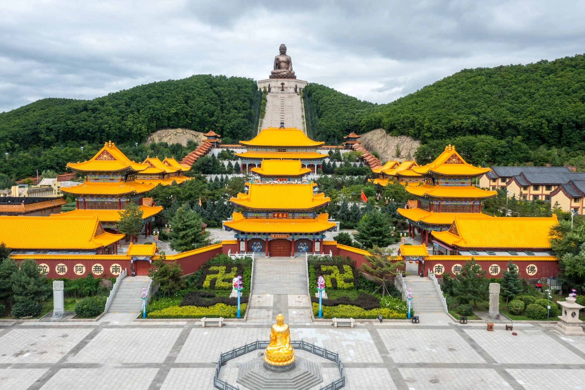 六鼎山文化旅游区的金鼎大佛,是全球最高的释迦牟尼青铜坐佛.