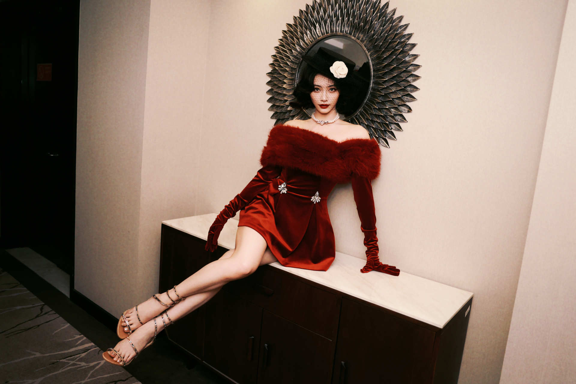 歌手许佳琪过年红装写真集,许佳琪修长的脚丫配上金色的凉鞋真是太