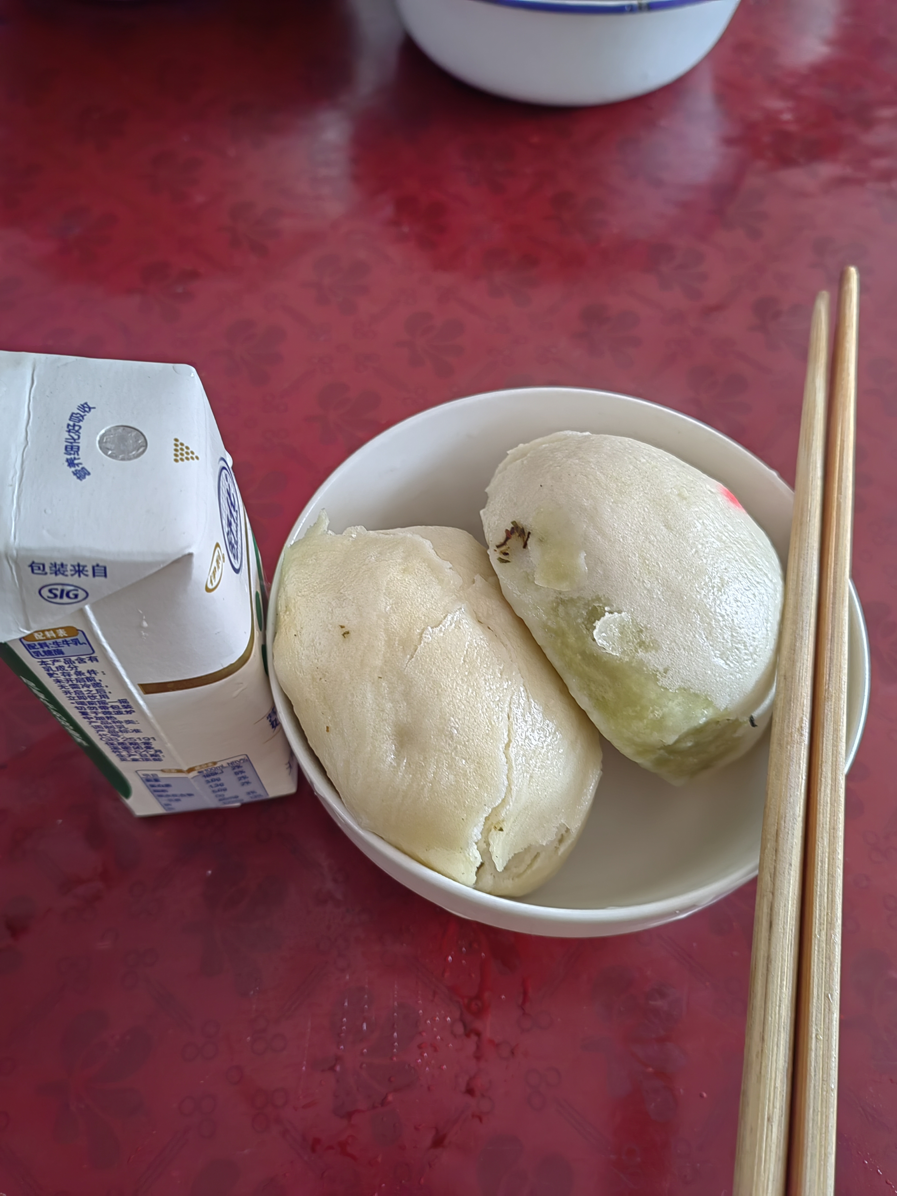 早餐日记过年期间限定早餐日常各种菜馒头今天两个是马齿苋的馅