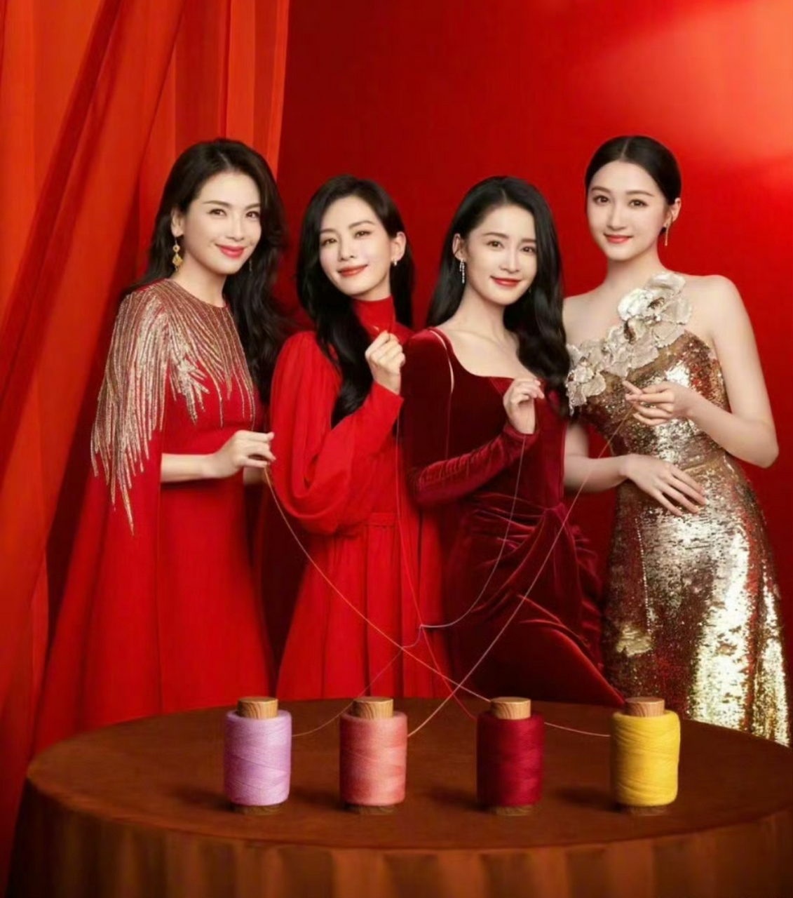 春晚中最喜爱的一组照片,当属刘涛,刘诗诗,李沁和关晓彤"四美"的官方