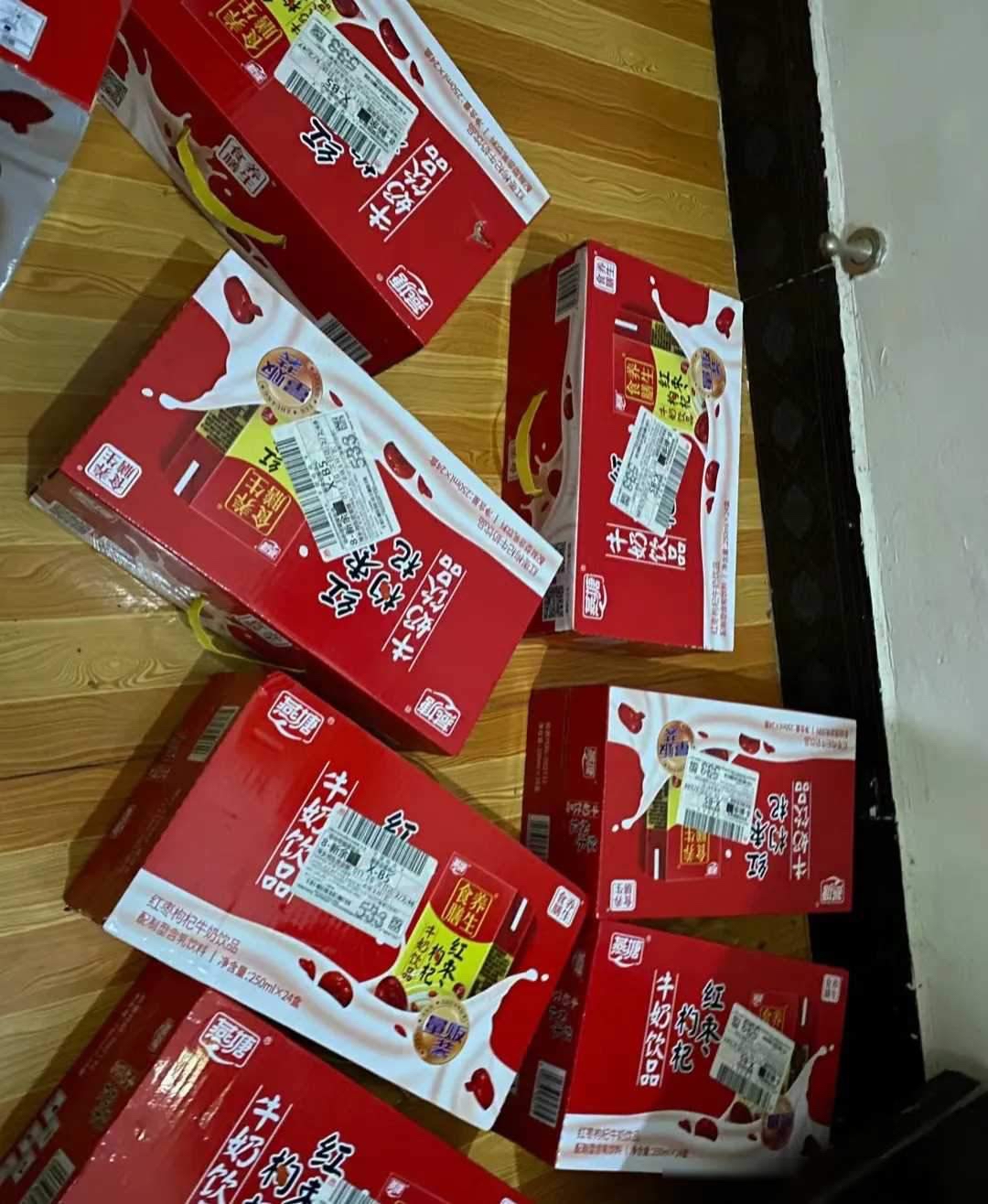 我购买这些商品是为了送礼但现在全部都暴露在箱子外真是让人生气