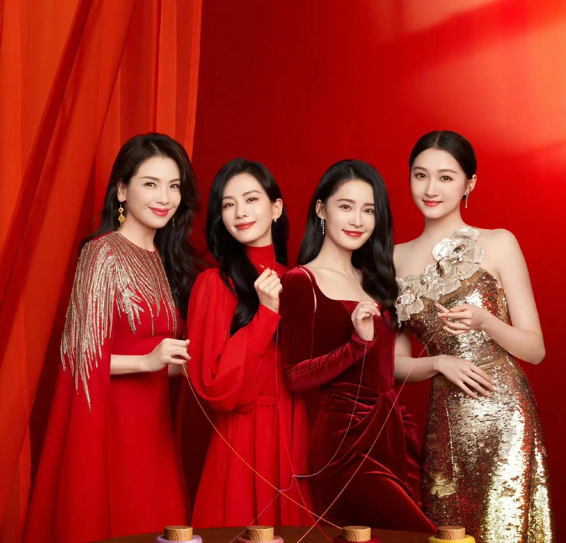 央视龙年春晚海报公开,主持人与演员团队演绎全新主题