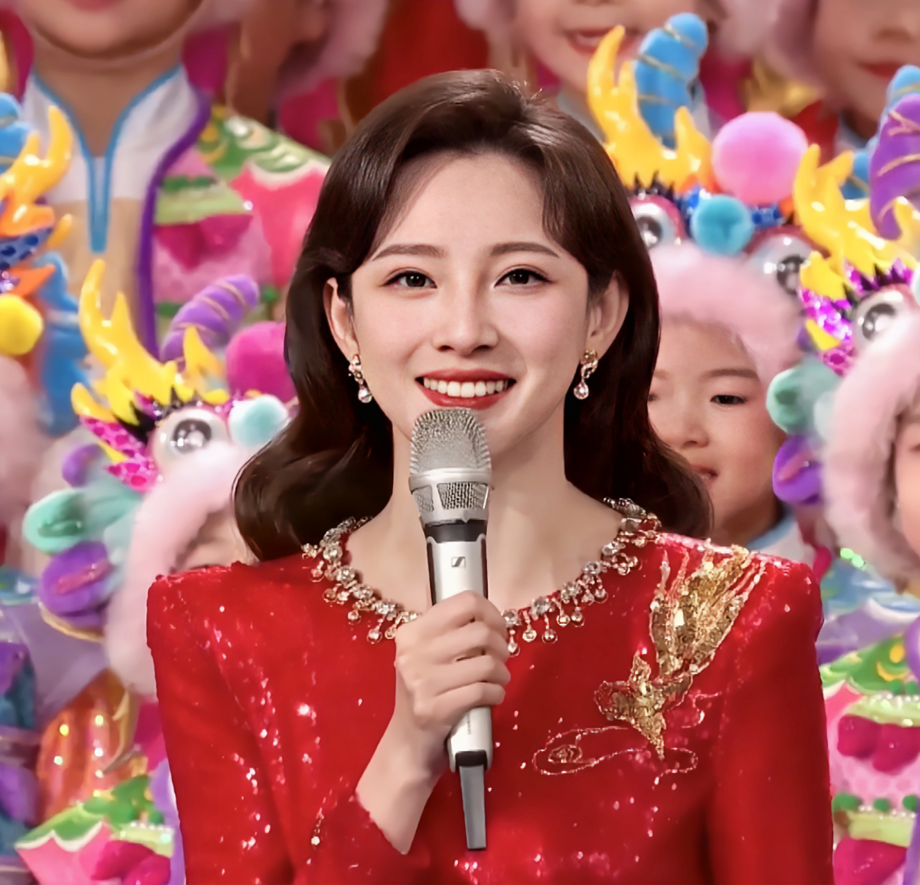 在央视龙年春晚舞台上,马凡舒作为女主持人亮相时,吸引不少观众的目光