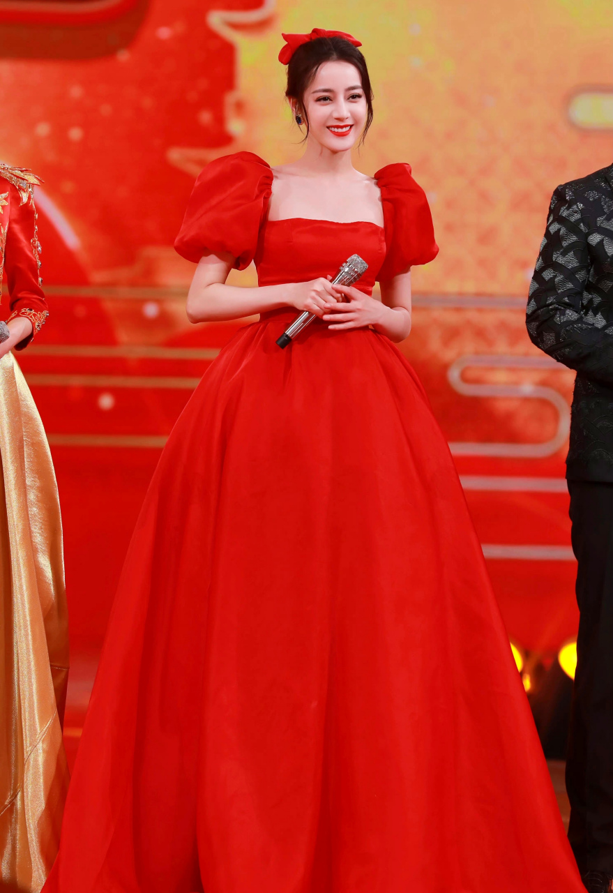 除夕之夜,穿上红裙的迪丽热巴好美呀,真的是太美,太漂亮了!爱了.