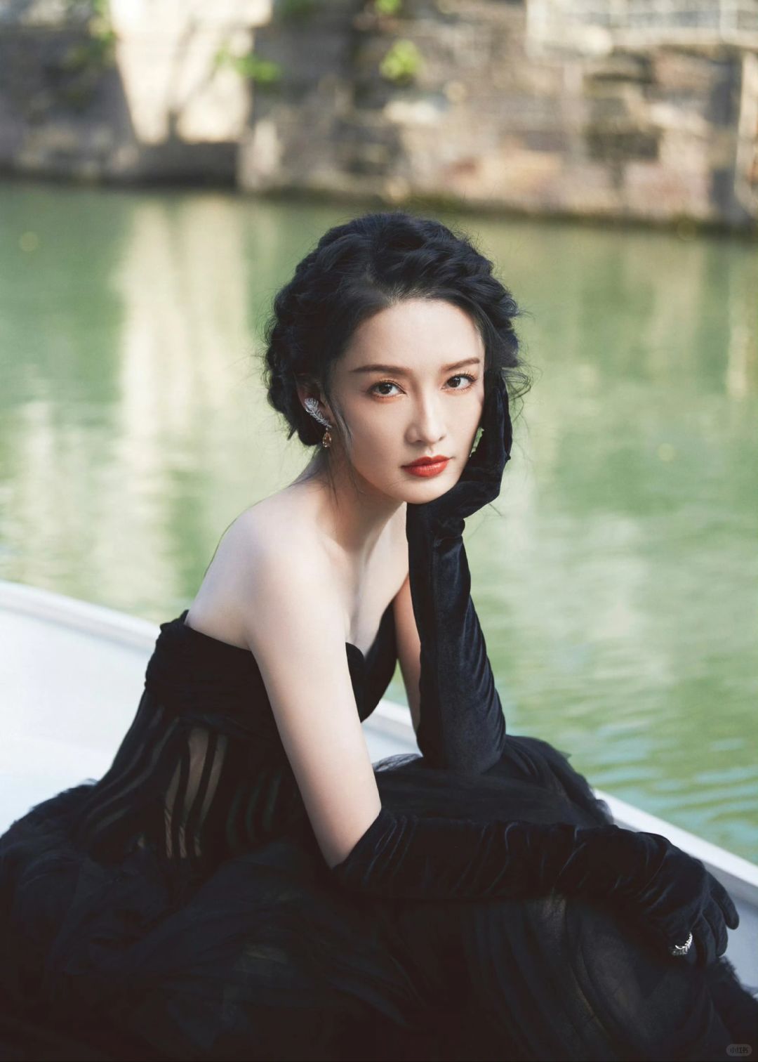 李沁在gq的造型简直让人眼前一亮,仿佛是复古公主走进了现实.