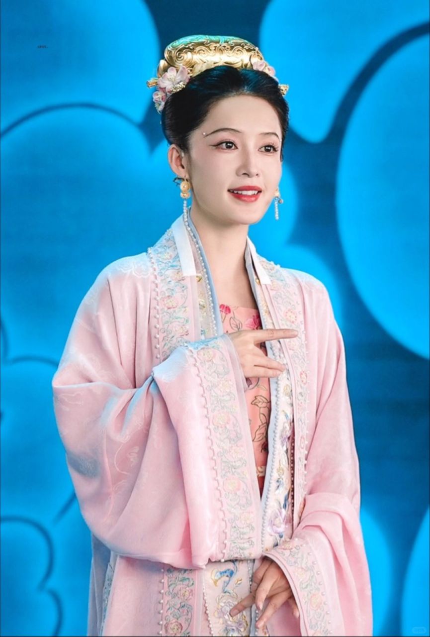 李沁春晚亮相引热议:直播魅力超越照片!