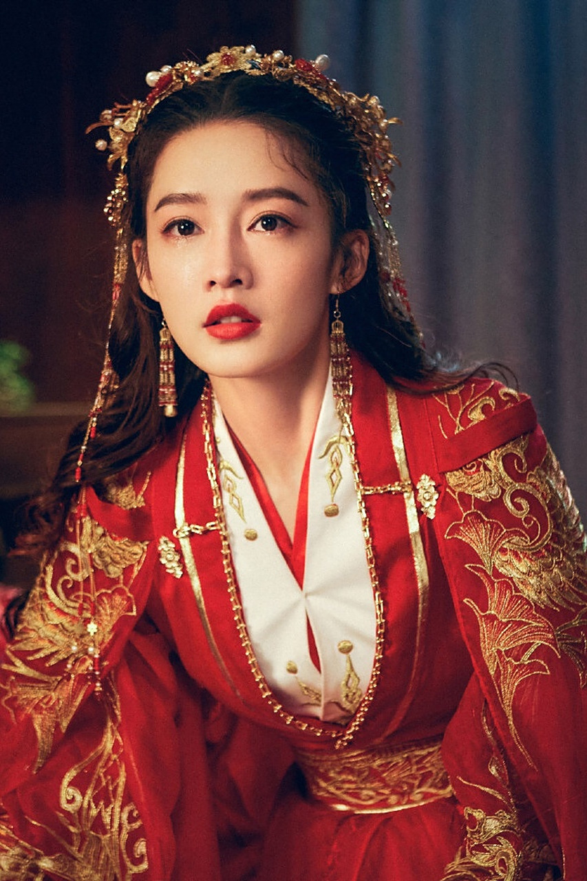 李沁在《请君》中的红衣造型引发热议!