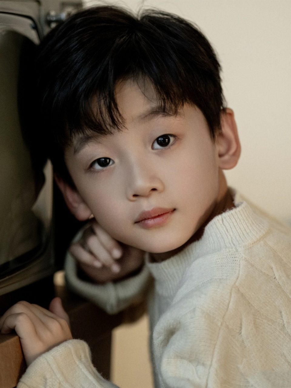 简单的布置,白色的毛衣和袜子成为画面中的亮点✨