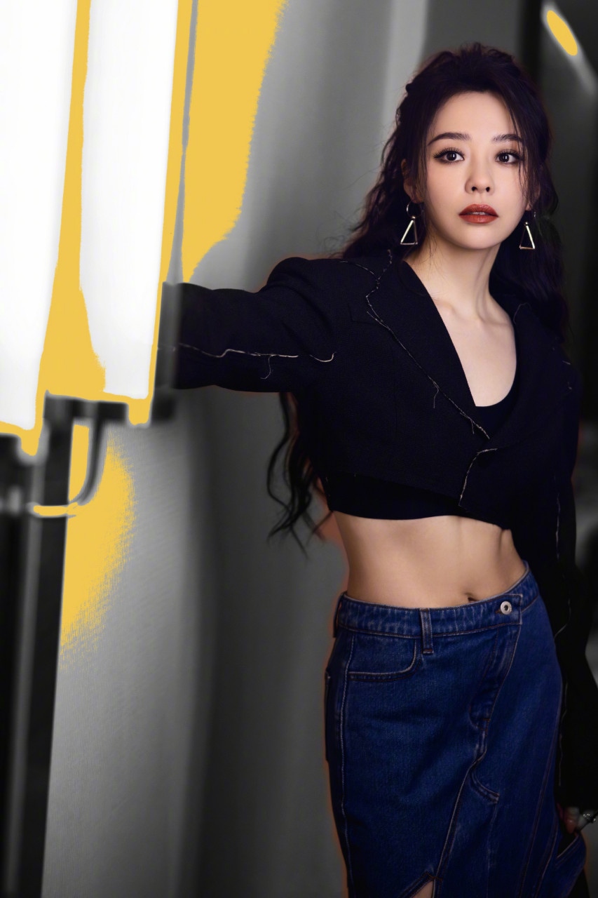 张靓颖:露马甲线的小腰精 #张靓颖