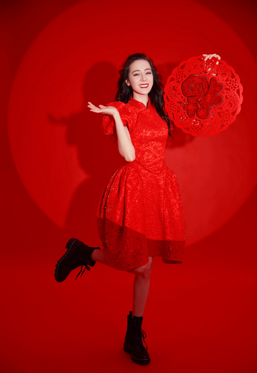 除夕之夜,穿上红裙的迪丽热巴好美呀,真的是太美,太漂亮了!爱了.