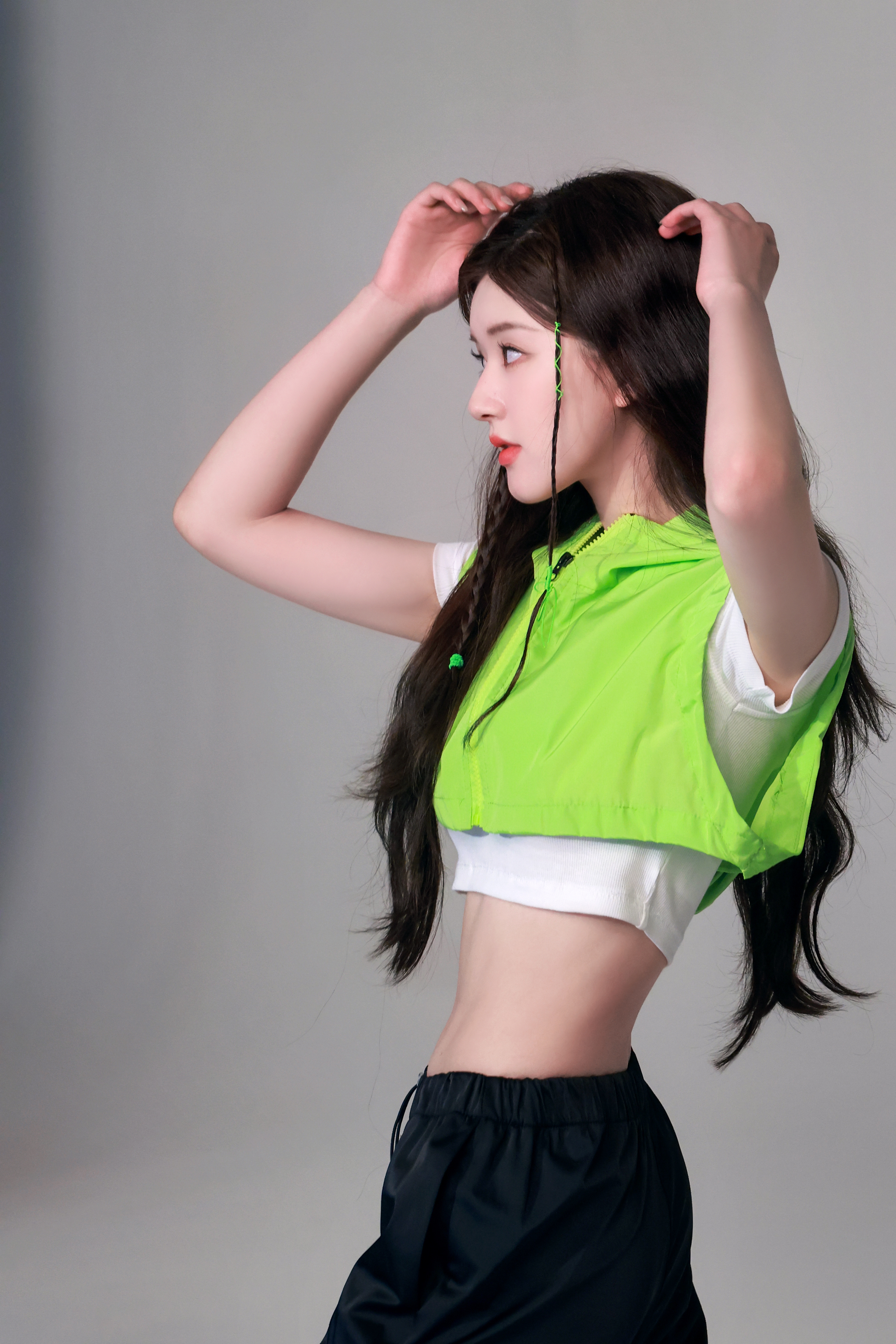 赵露思镜头前美照连连 百褶裙甜美可爱 运动装活力四溢 让人心动