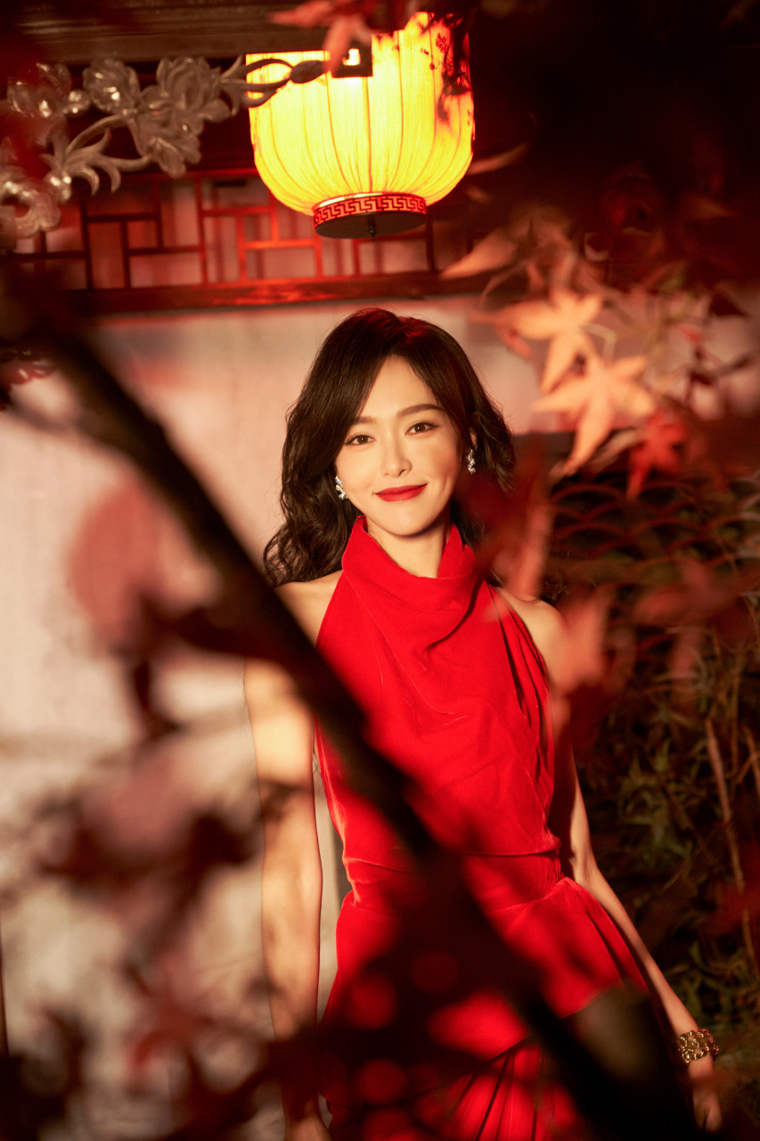 唐嫣身穿红色挂脖开叉连衣裙,身材曼妙,搭配温柔卷发明媚大气!