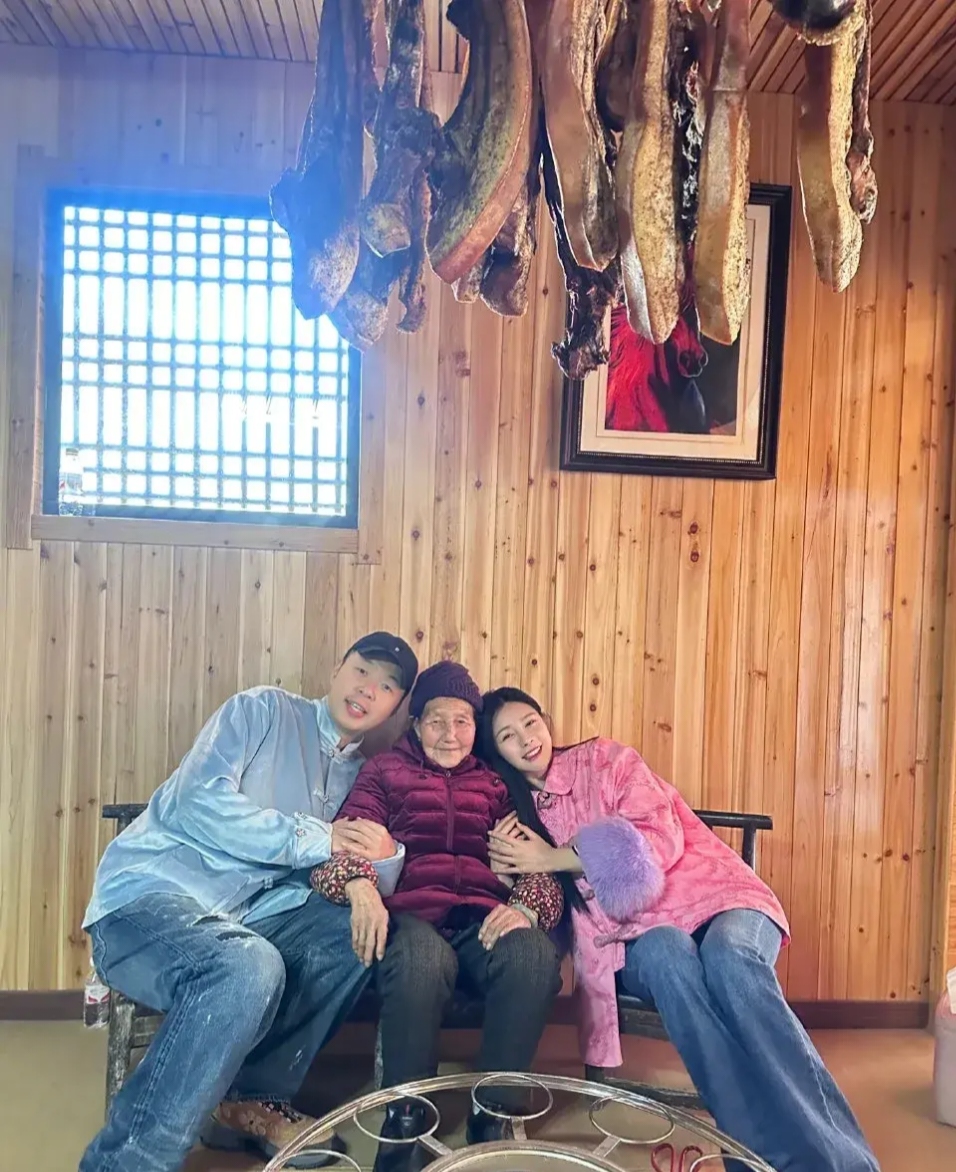 杜海涛沈梦辰回老家过年! 2月11日,沈梦辰晒出多张在老家过年的照片