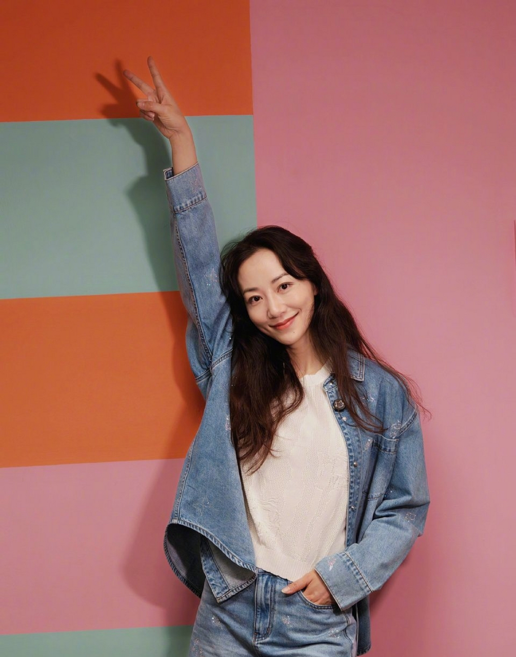 韩雪身穿牛仔外套搭配白色针织衫,下身配同系牛仔短裤,青春又减龄