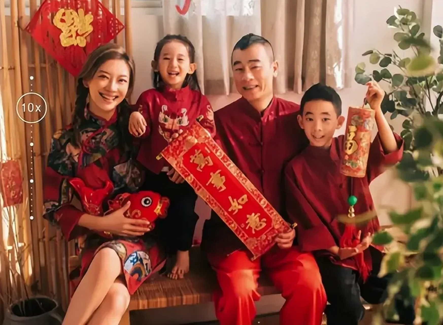 陈小春一家四口过年照,温馨幸福.山鸡哥变成好男人,好父亲,真是敬佩.