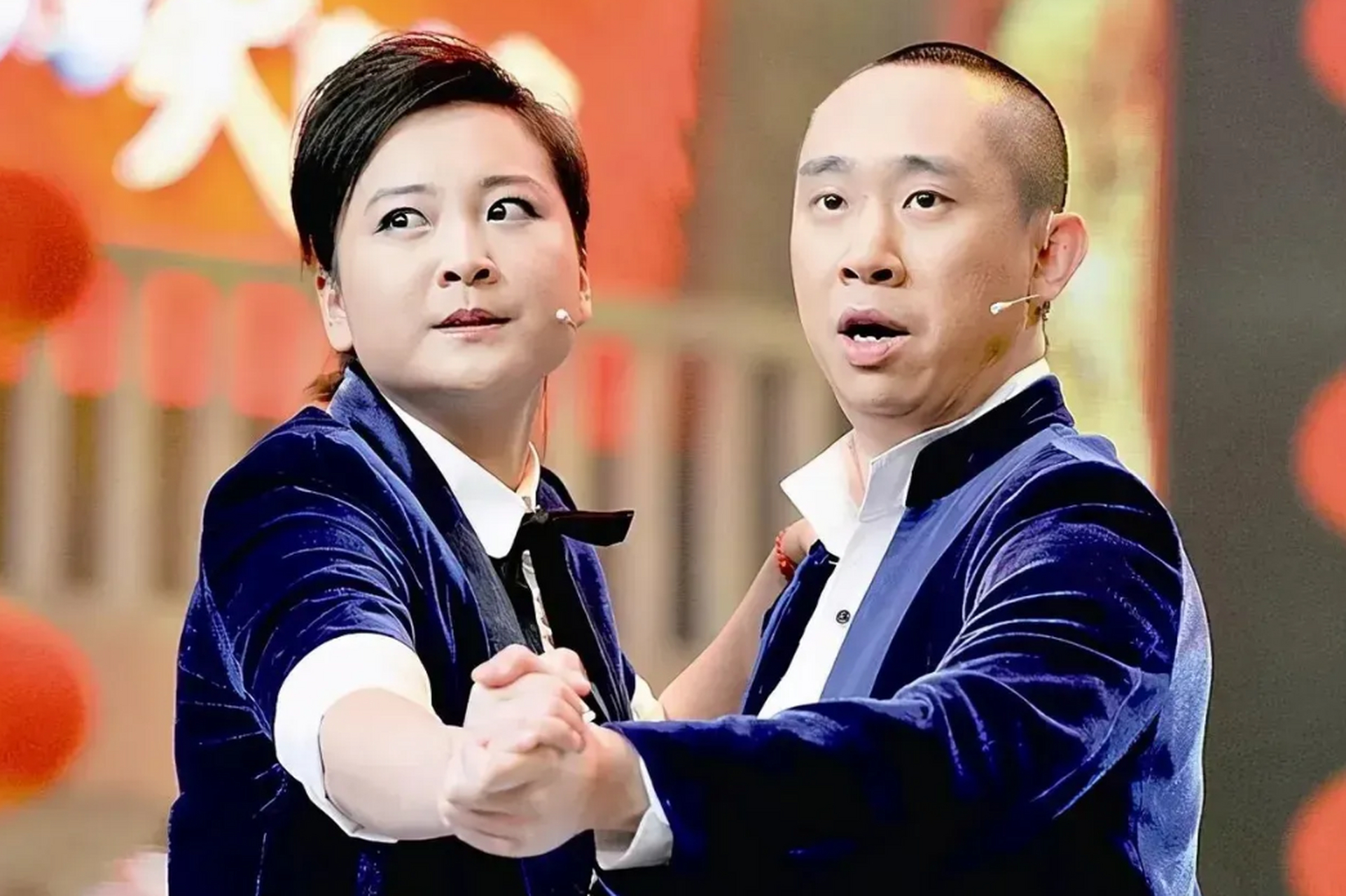 贾玲,一开始是在相声界混的,跟着大师冯巩学艺,还和师兄白凯南搭档上