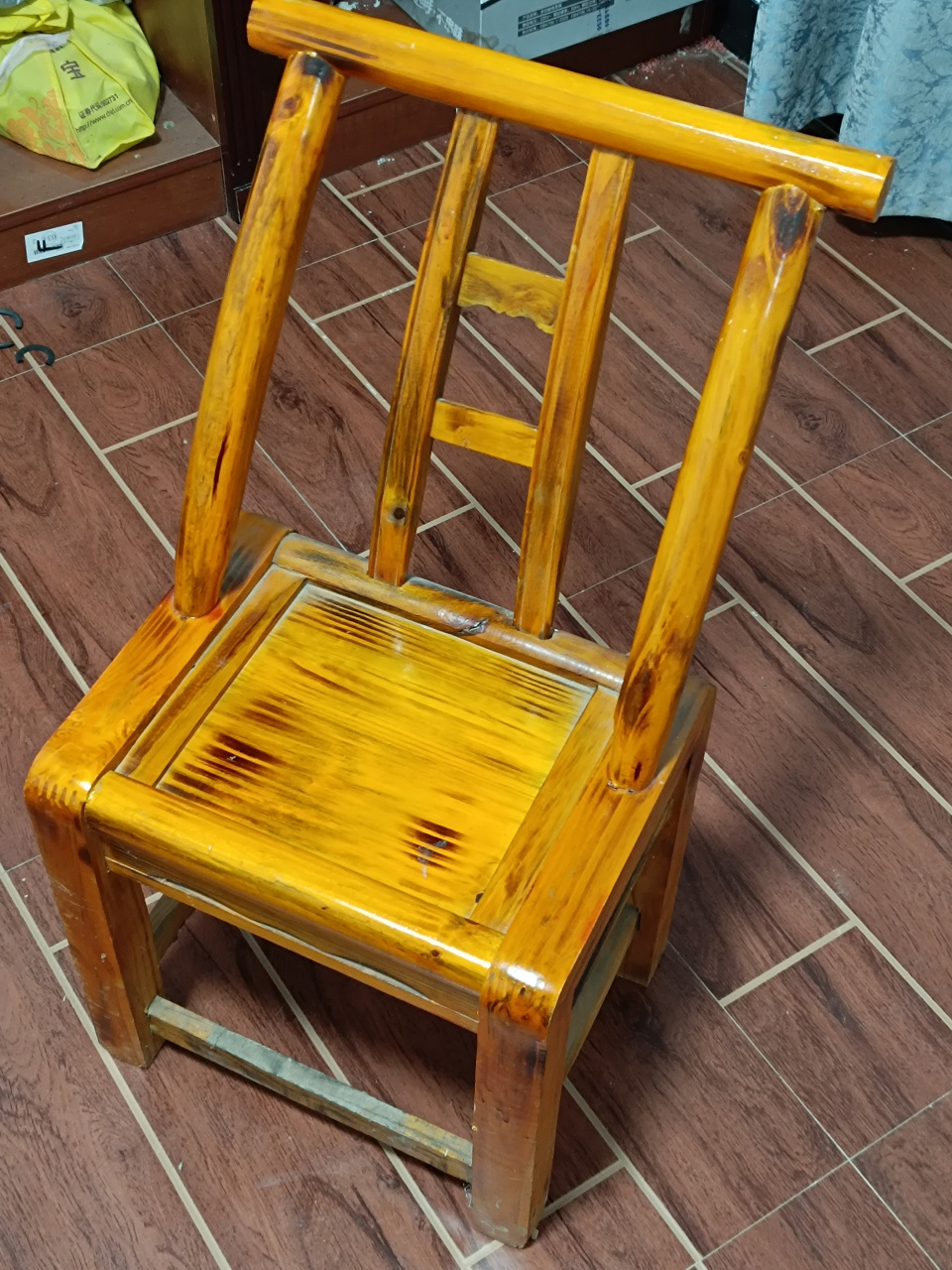 这是以前七八十年代很流行的小木头凳,用实木制作,非常的坚固,扎实